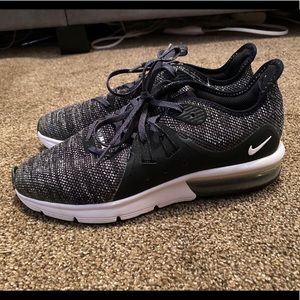 Used Nike Air Max Women’s 8.5\ youth 7